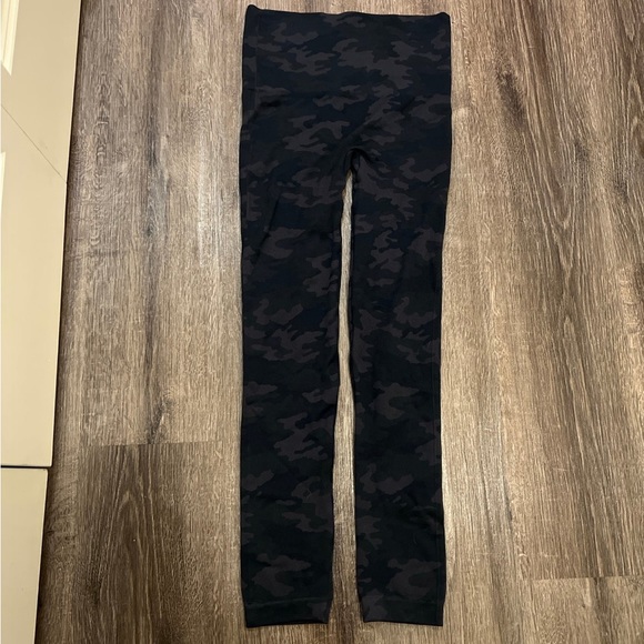 Spanx Look At Me Now Leggings Black Camo size M - Picture 1 of 10